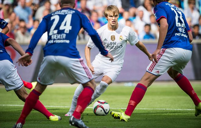 国足承载着 国足承载着